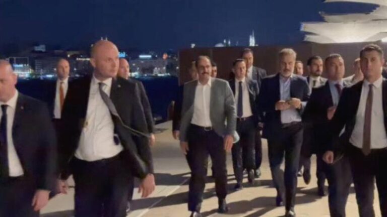 Ertuğrul Özkök: Bu alacakaranlık yürüyüşünden bir “Galataport Ruhu” mu doğdu?