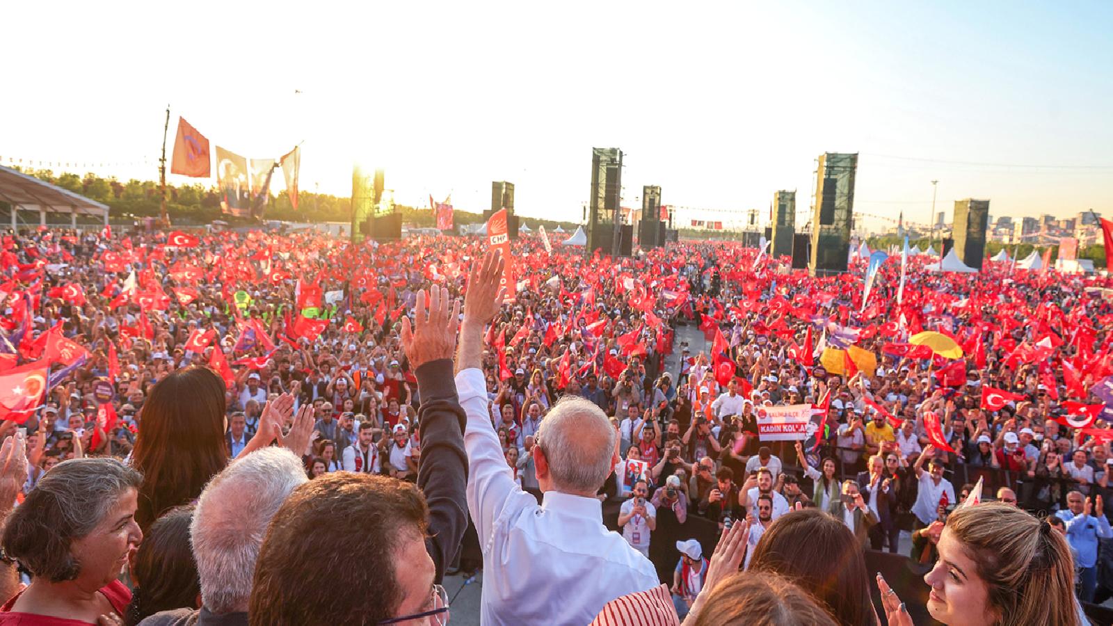 Karar yazarı: Muhalif kesim, “Bu partilerden yeni bir şey çıkmaz” noktasına demirliyor