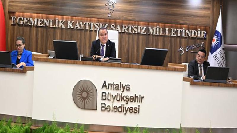 Muhittin Böcek: Toplu ulaşımı belediye yapmak zorundadır