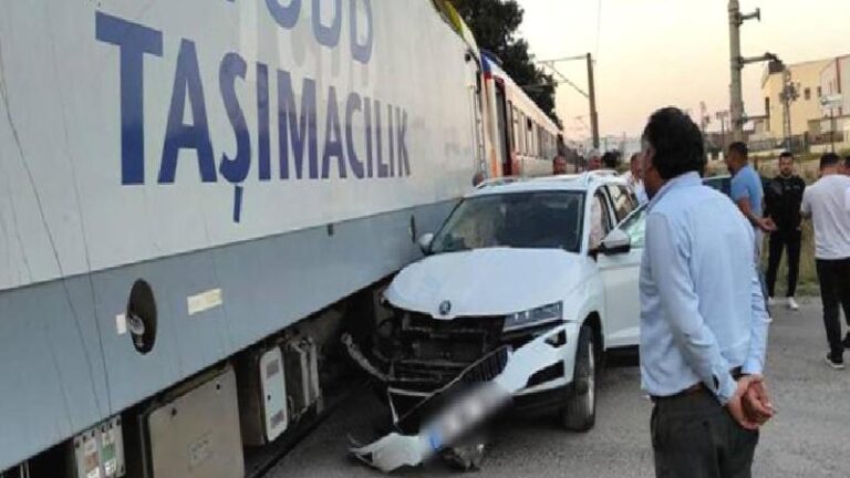 Otomobil, hemzemin geçitte yolcu trenine çarptı