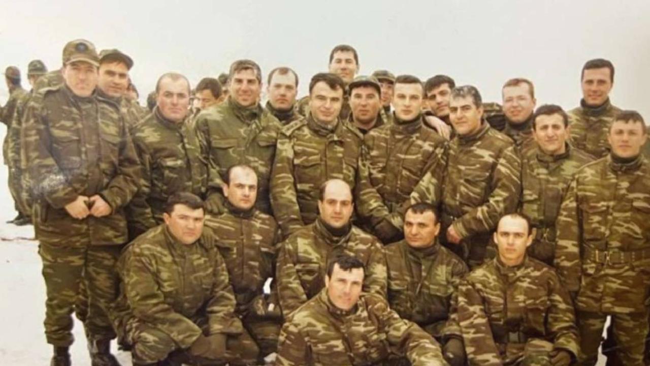 Tarkan’la çekilen bölük fotoğrafı tartışma yarattı: Sinan Oğan, bedelli askerlik mi yaptı?