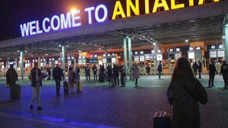 Antalya Havalimanı’nda bir günde rekor: Yılın en yüksek uçuş ve yolcu sayılarına ulaşıldı
