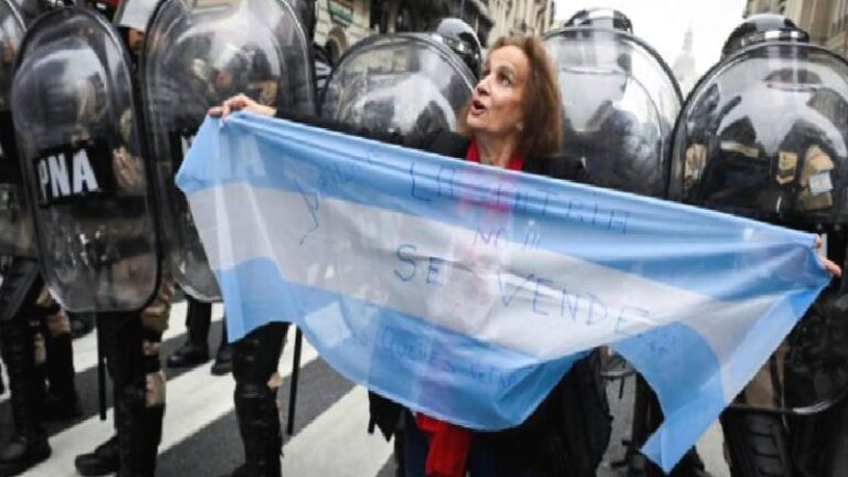 Arjantin’de Milei hükûmetine vergi affı ve özelleştirme imkânı tanıyan yasa tasarısı Kongre’den geçti