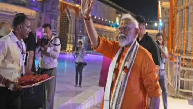 Hindistan’da sandıkta Modi önde