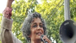 Hindistan’da yazar Arundhati Roy’a 14 yıl öncek Keşmir ile ilgili yaptığı bir konuşması nedeniyle dava açılıyor