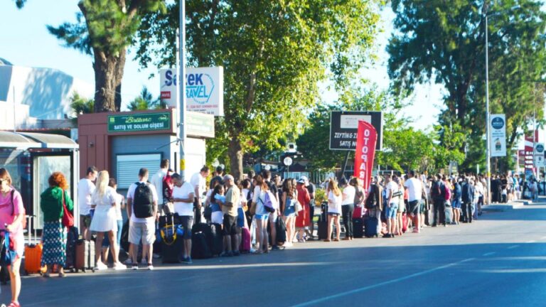 ‘Kapıda vize’ ile kapıda kaldılar: Yüzlerce insan Yunan adalarına alınmadı