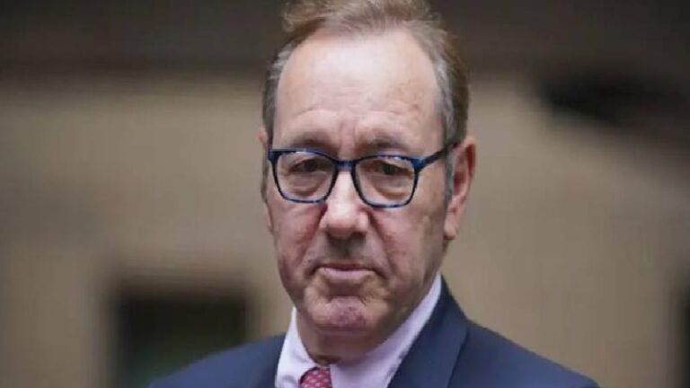 Kevin Spacey geçmişte “fazla dokunarak temas ettiğini” kabul etti