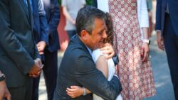 Özgür Özel, Tayfun Kahraman’ın kızı Vera’nın mezuniyet törenine katıldı: “Bu bitsin, artık Vera’yı okula babası götürsün”