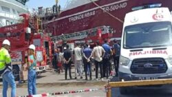 Tersanede gemi yangını: 4 mürettebat dumandan etkilendi