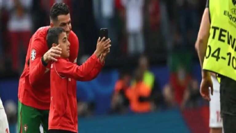 UEFA sahaya giren seyircilere karşı önlemleri artırıyor