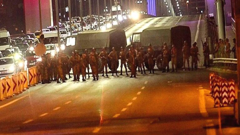 15 Temmuz gecesi hayatını kaybedenler için sela okunuyor