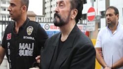 Adnan Oktar: Çakı benzeriyim, benimle uğraşanlar torunum yaşındalardedemi görünüyorlar