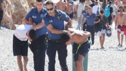 Antalya’da plaj karıştı: Balta ve neşterle polise direndiler, biber gazıyla etkisiz hale getirildiler