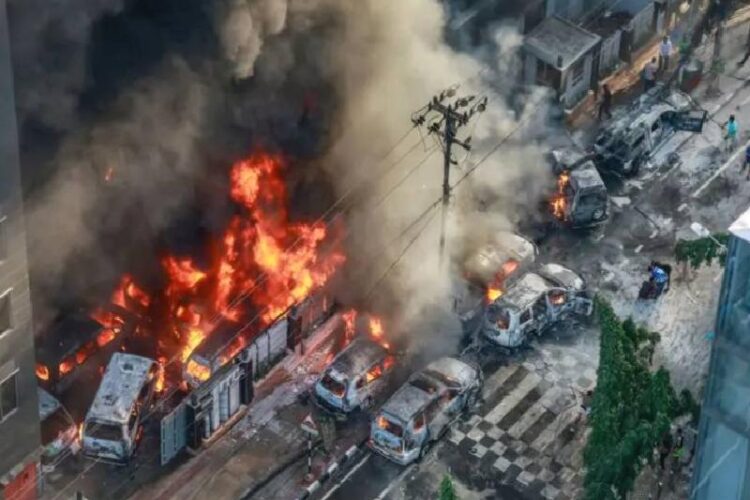 Bangladeş’te protestocu öğrenciler devlet televizyonu binasını ateşe verdi, çatışmalarda onlarca kişi öldü
