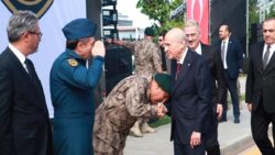 CHP’den Özel Harekat Başkanına el öpme tepkisi: Bu ülke daha çok 15 Temmuz’lar yaşamaya gebedir