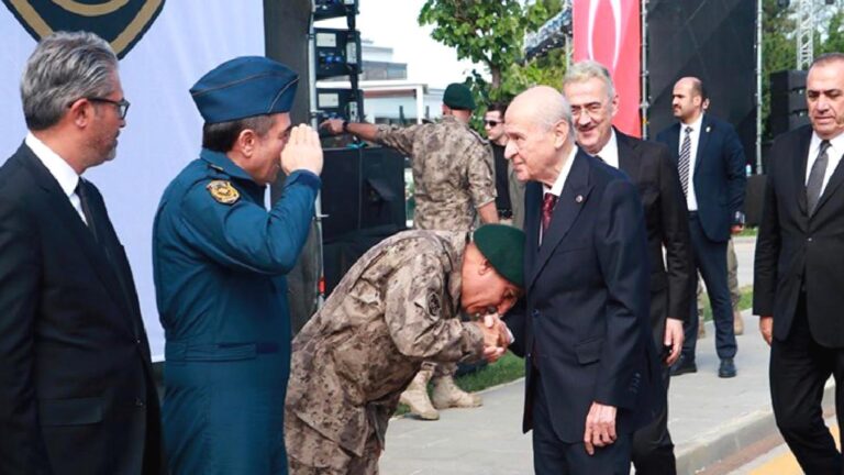 CHP’den Özel Harekat Başkanına el öpme tepkisi: Bu ülke daha çok 15 Temmuz’lar yaşamaya gebedir