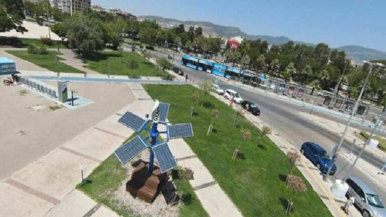 İzmir Belediyesi’nden iklim krizi mücadelesi: Güneş ağaçları ile şarj dönemi başladı