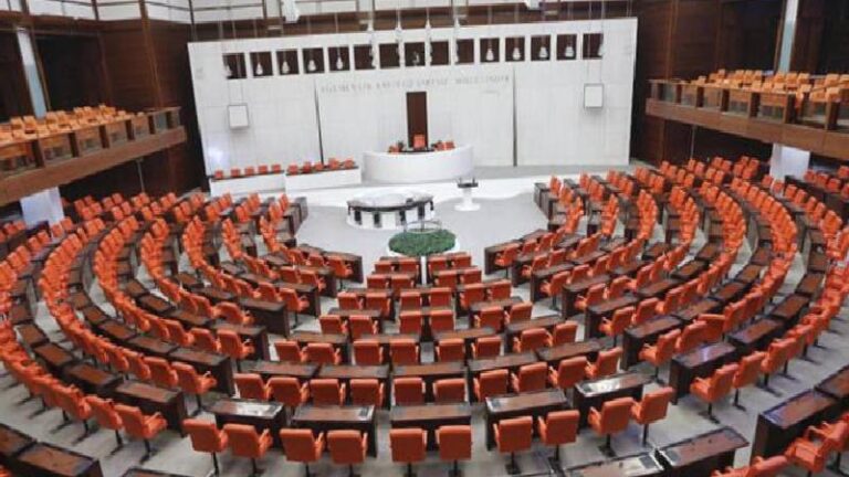 Meclis’te çalışma saatleri uzatıldı, dört gün ziyaretçi yasağı getirildi