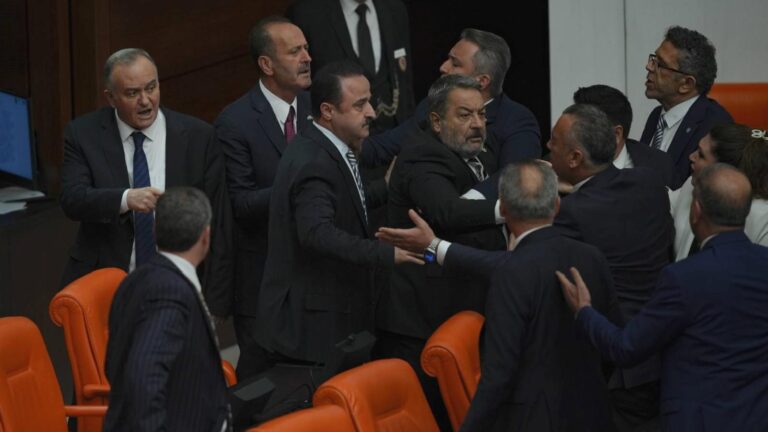 Meclis’te İYİ Partili Türkoğlu ile kavga etmişlerdi; MHP’li Erkan Akçay hastaneye kaldırıldı: “Beyninde kist olduğu anlaşıldı”