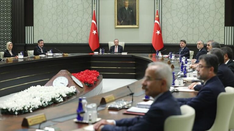 Milyonlarca emeklinin gözü Kabine’de: Kök aylığa zam yapılacak mı?