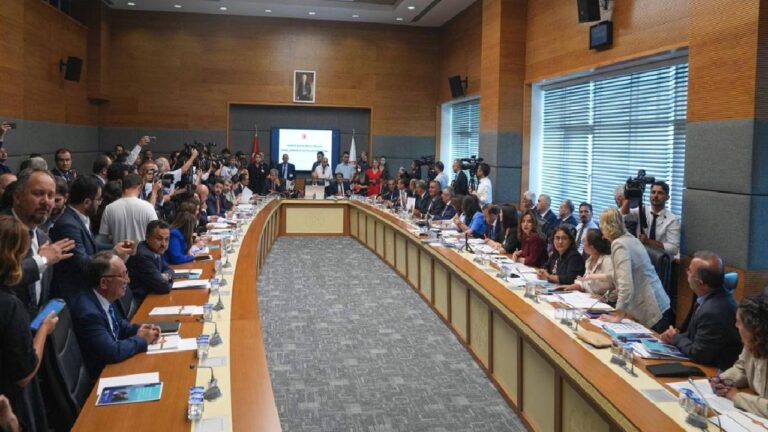 Yeni Şafak yazarı: At izinin it izine karıştığı bir tablo söz konusu