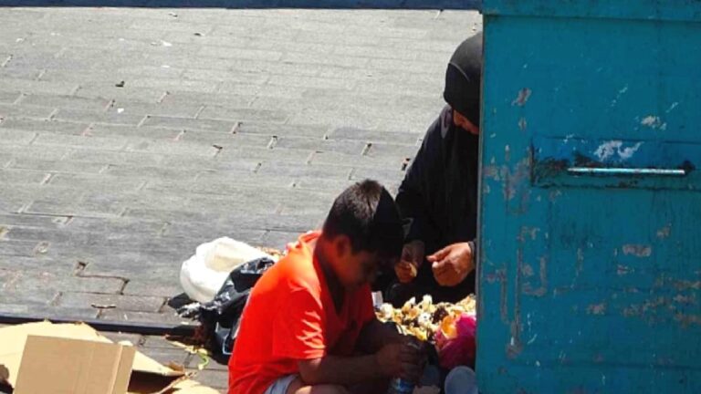 Çöpten yemek yeme numarasıyla turistlerden para alıp döviz bürosunda bozduran kadın yakalandı