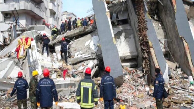 Depremde yıkılan Ezgi Apartmanı’nda kolonları kesen iş yeri sahiplerinin suçsuz olduğu iddia edilen bilirkişi raporuna itiraz