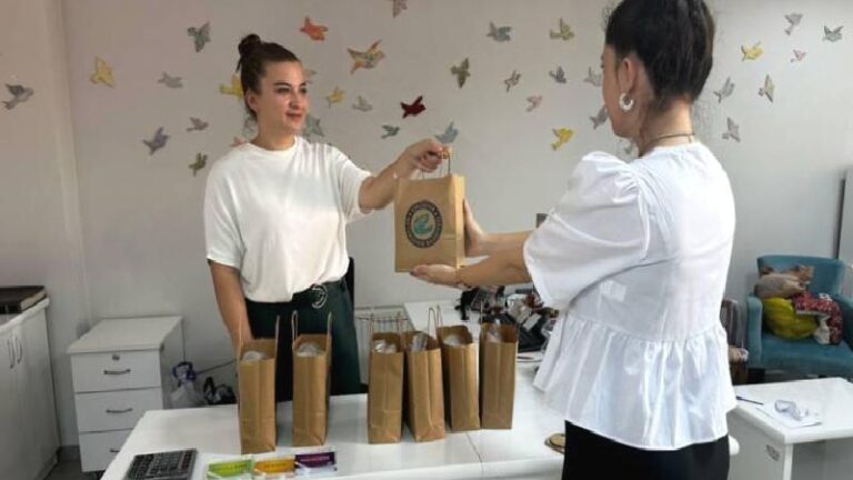 Eskişehir Büyükşehir Belediyesi’nden kadınlara “hijyenik ped” desteği