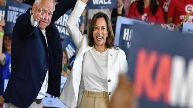 Harris ‘salıncak eyaletler’de Trump’ı geride bıraktı
