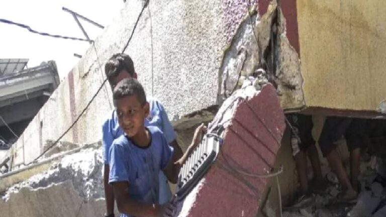 İsrail’in Gazze’de hava saldırısı düzenlediği okulda 12 kişi hayatını kaybetti