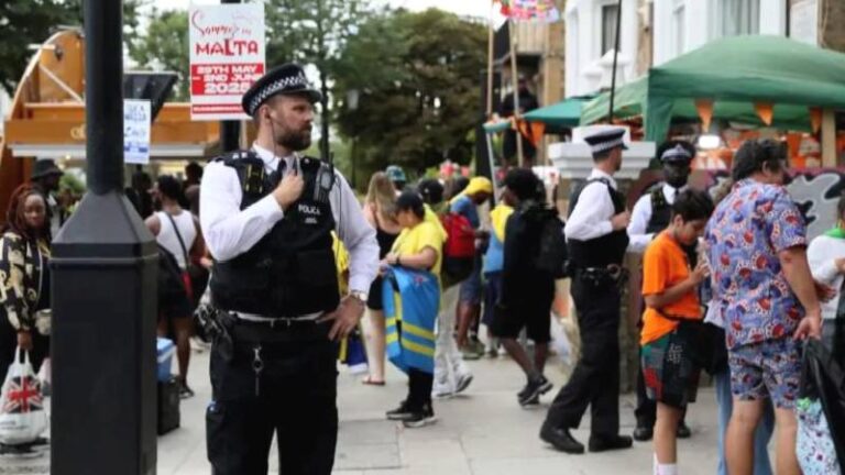 Londra’nın tarihi Notting Hill Karnavalı’nda bir kadın bıçaklanarak ağır yaralandı