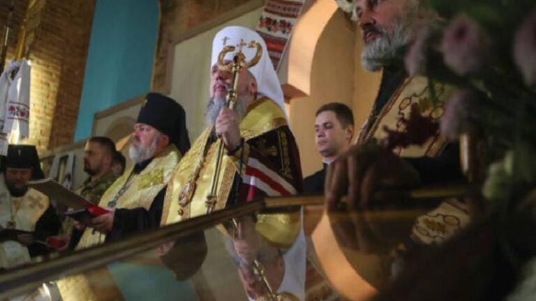 Zelenski, Ukrayna Ortodoks Kilisesi’nin faaliyetlerini yasaklayan yasayı imzaladı