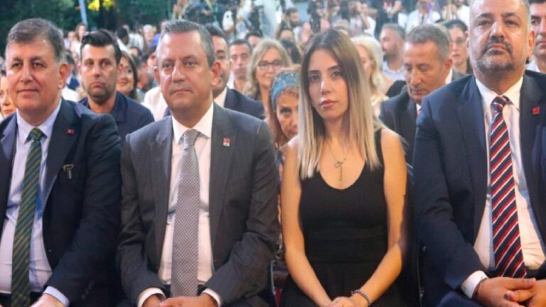 AKP’li meclis üyesinden ‘Dilruba’ hakkında cinsiyetçi paylaşım: “Biraz hükümeti eleştir, biraz dekolte; yerin genel başkanın yanında şeref konuğu”