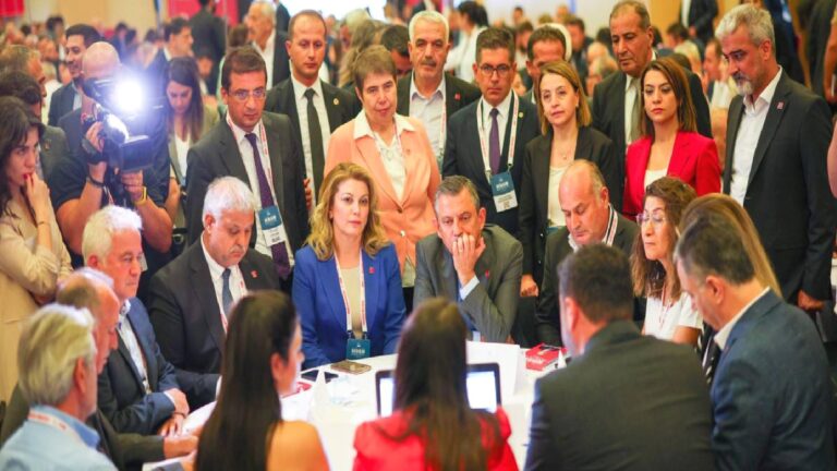 CHP Kurultayı’nda yuvarlık masa toplantısı: Parti programındaki değişiklikler tartışılıyor