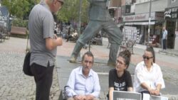 Depremzede Döne Kaya’dan oturma eylemi: “Kamu görevlilerini yargılamaktan kaçınanlar, devletin asli sorumluluğunu örtmeye çalışıyor”