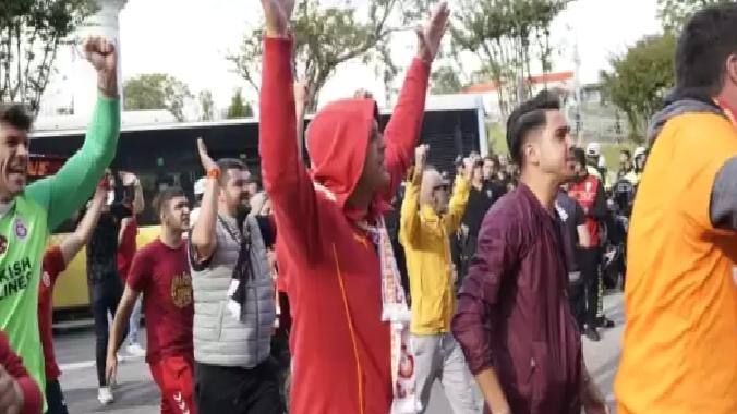 Galatasaray taraftarı stada geldi
