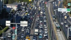 İstanbul’da haftanın dördüncü iş gününde trafikte yoğunluğu yüzde 56’ya ulaştı
