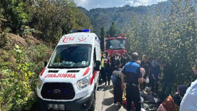Mevsimlik işçileri taşıyan minibüs devrildi: 22 yaralı