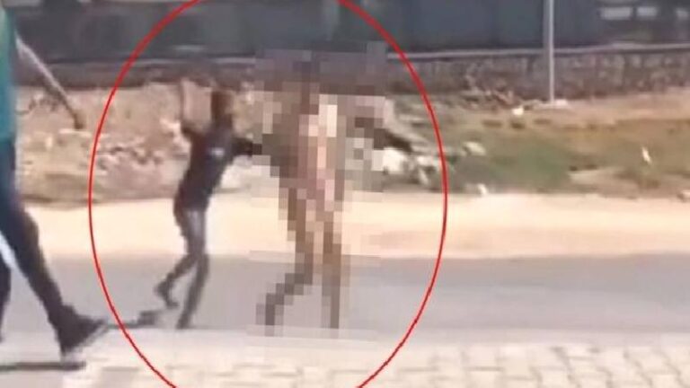 Sokakta çıplak dolaşan vatandaşı önce dövdüler, sonra polise teslim ettiler!