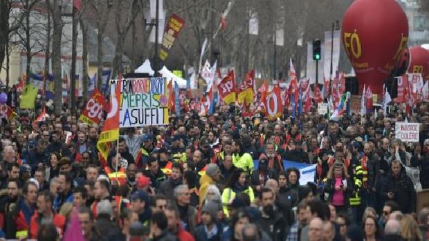 Fransızlar tartışmalı emeklilik reformunu protesto etti