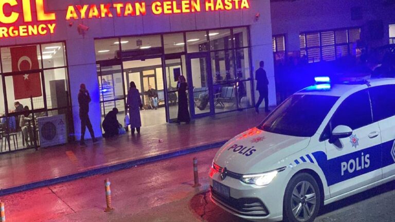 Annesi hayatını kaybedince doktorları darbetti, gözaltına alındı