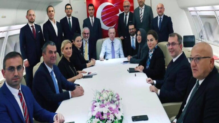 Ertuğrul Özkök | A330 kulisi: Herkes ciddiyken sağdaki niye kahkahayla gülüyor
