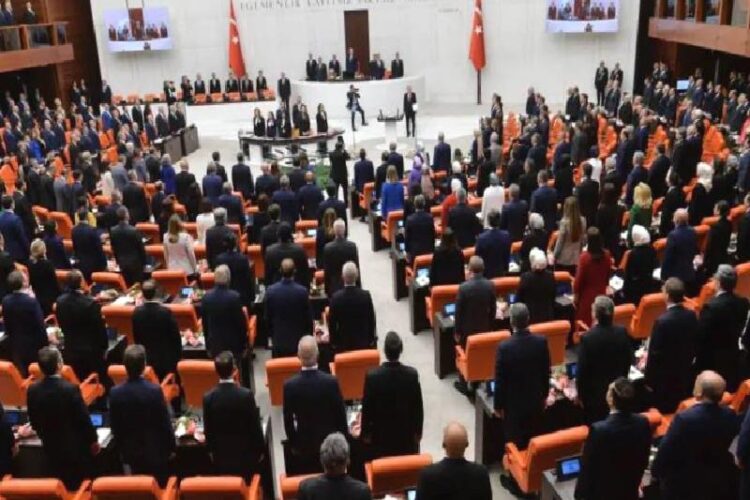 “Etki ajanlığı” düzenlemesi: İktidar nasıl savunuyor, muhalefet neden eleştiriyor?