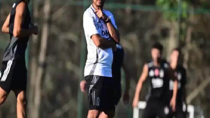 Giovanni van Bronckhorst oyuncularıyla görüştü! Başakşehir’e karşı aynı plan…