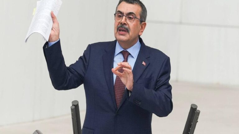 İmamoğlu’nun yatay geçişine ‘iltimas’ iddiası ortaya atan Bakan Tekin’e kendi geçmişinde de iltimas yapıldığı iddia edildi