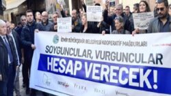 İzmir Büyükşehir Belediyesinin kendilerini mağdur ettiğini öne süren kooperatif üyelerinden eylem: Soyguncular ve vurguncular hesap verecek!