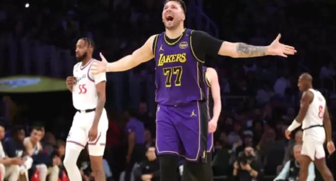 Lakers, Los Angeles derbisini Doncic’le kazandı