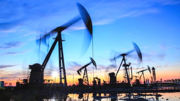 Petrol ekonomik endişelerle düşmeye devam ediyor