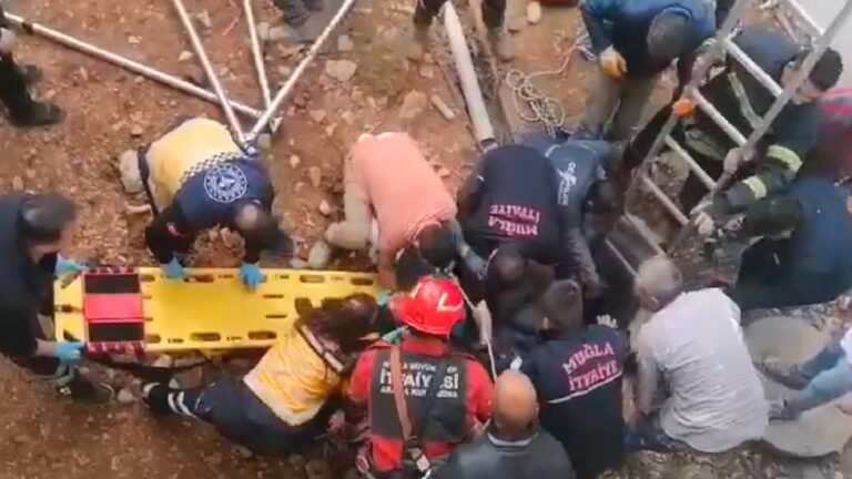 Bodrum’da 4 metrelik kuyuya düşen işçiyi itfaiye kurtardı