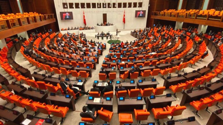 DEVA’lı Kâya Ösen’den AKP sıralarına: Eş dost medya patronu olsun diye halkın alın teri peşkeş çekiliyor